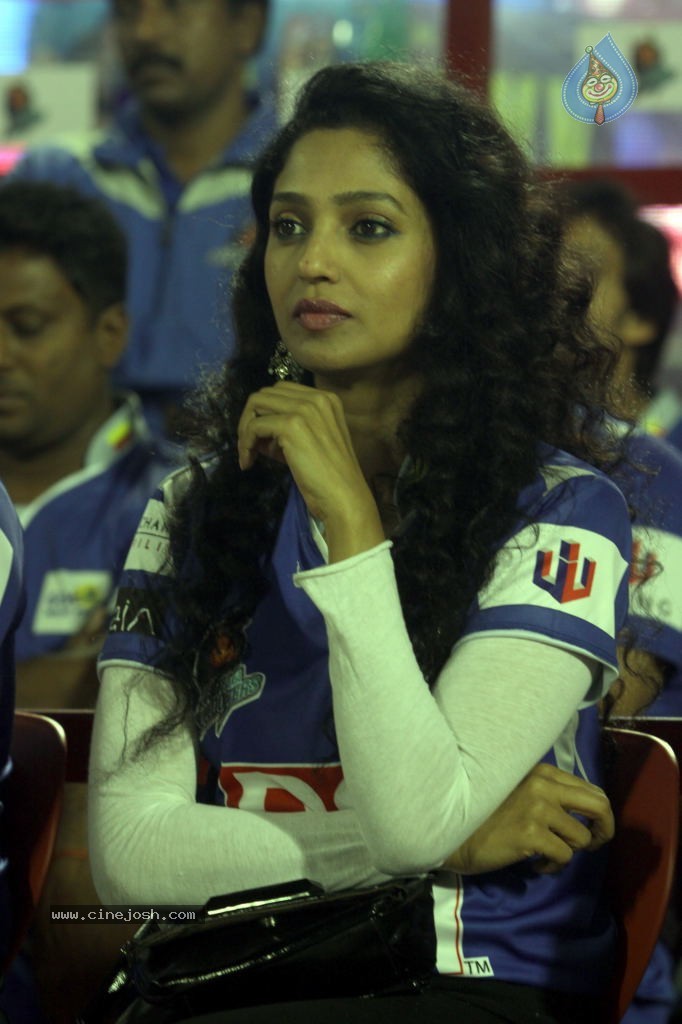 Karnataka Bulldozers Vs Mumbai Heroes Match - 65 / 202 photos