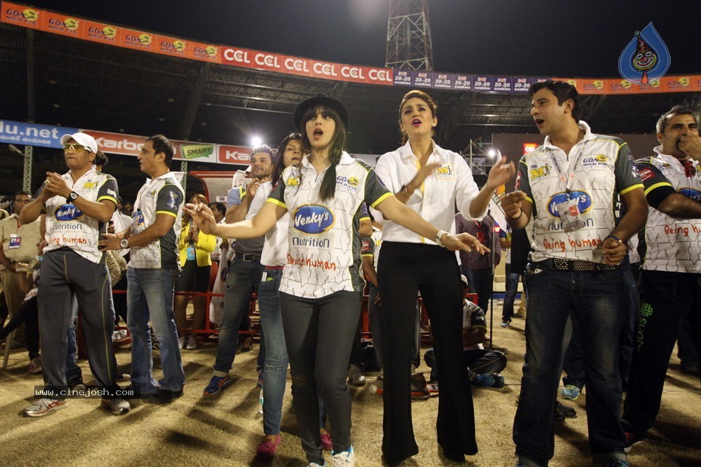Karnataka Bulldozers Vs Mumbai Heroes Match - 73 / 202 photos