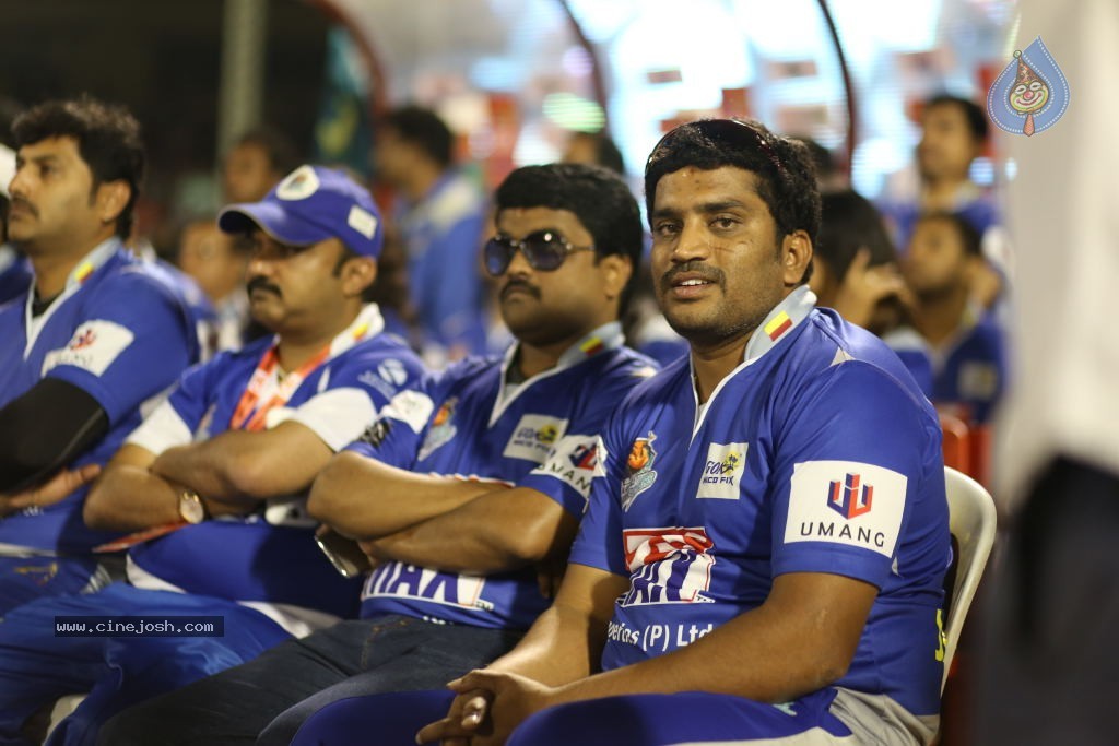 Karnataka Bulldozers Vs Mumbai Heroes Match - 77 / 202 photos