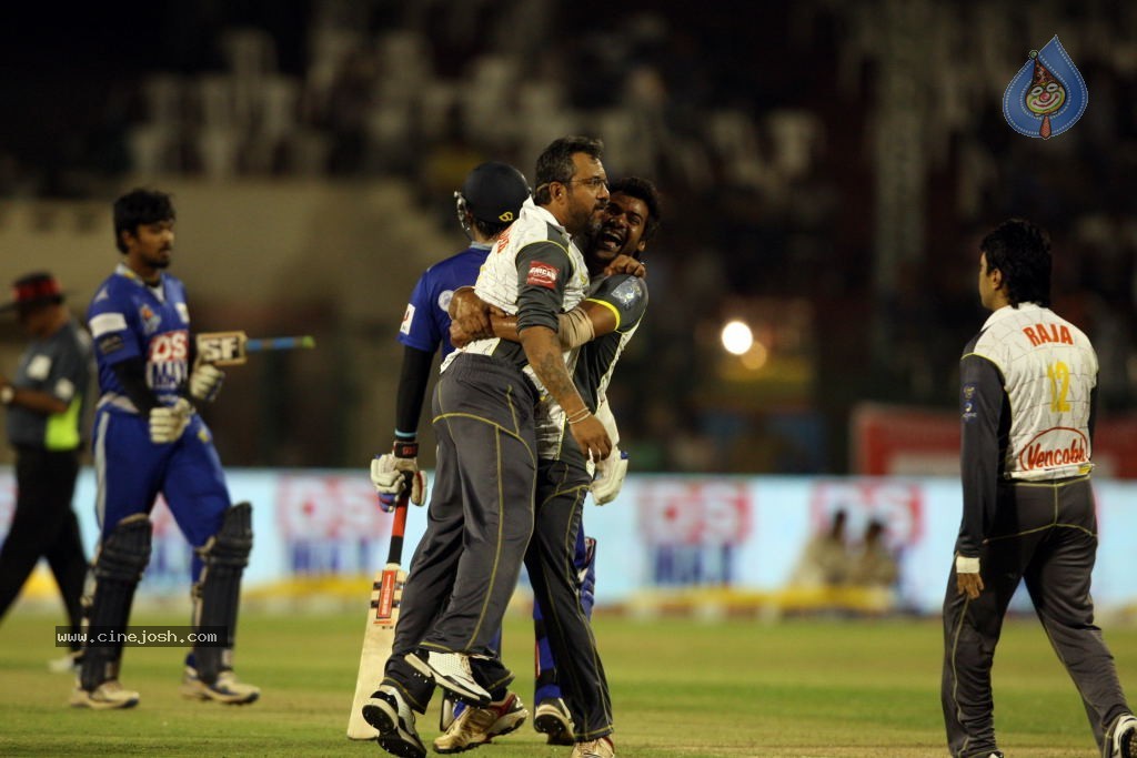 Karnataka Bulldozers Vs Mumbai Heroes Match - 84 / 202 photos