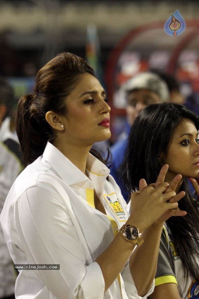 Karnataka Bulldozers Vs Mumbai Heroes Match - 94 / 202 photos