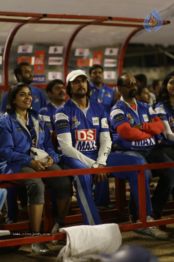 Karnataka Bulldozers Vs Mumbai Heroes Match - 98 / 202 photos