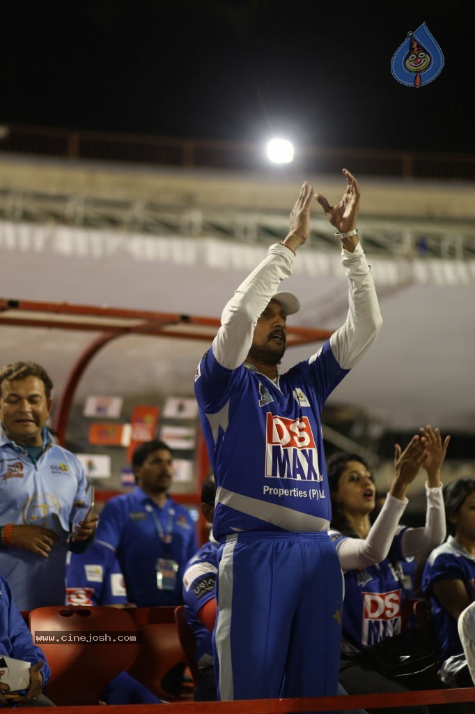 Karnataka Bulldozers Vs Mumbai Heroes Match - 99 / 202 photos