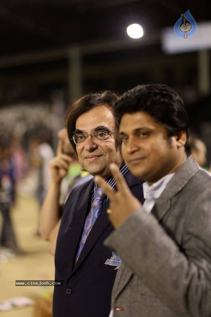 Karnataka Bulldozers Vs Mumbai Heroes Match - 100 / 202 photos