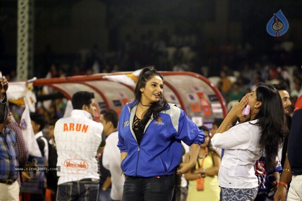 Karnataka Bulldozers Vs Mumbai Heroes Match - 101 / 202 photos