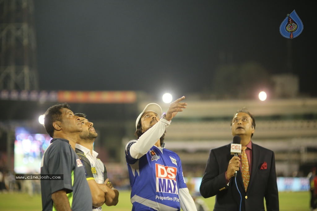 Karnataka Bulldozers Vs Mumbai Heroes Match - 102 / 202 photos