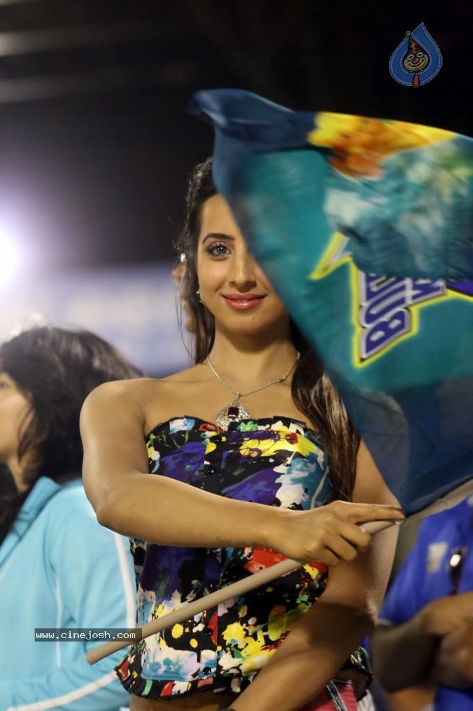 Karnataka Bulldozers Vs Mumbai Heroes Match - 107 / 202 photos