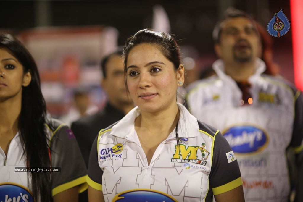 Karnataka Bulldozers Vs Mumbai Heroes Match - 109 / 202 photos