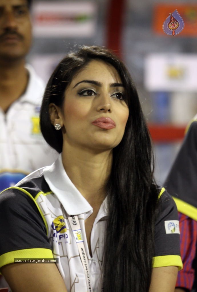 Karnataka Bulldozers Vs Mumbai Heroes Match - 110 / 202 photos