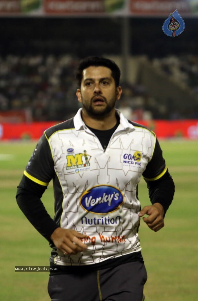 Karnataka Bulldozers Vs Mumbai Heroes Match - 111 / 202 photos