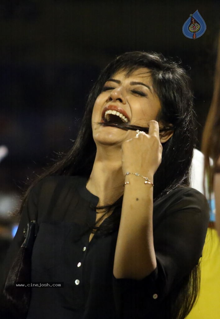 Karnataka Bulldozers Vs Mumbai Heroes Match - 114 / 202 photos