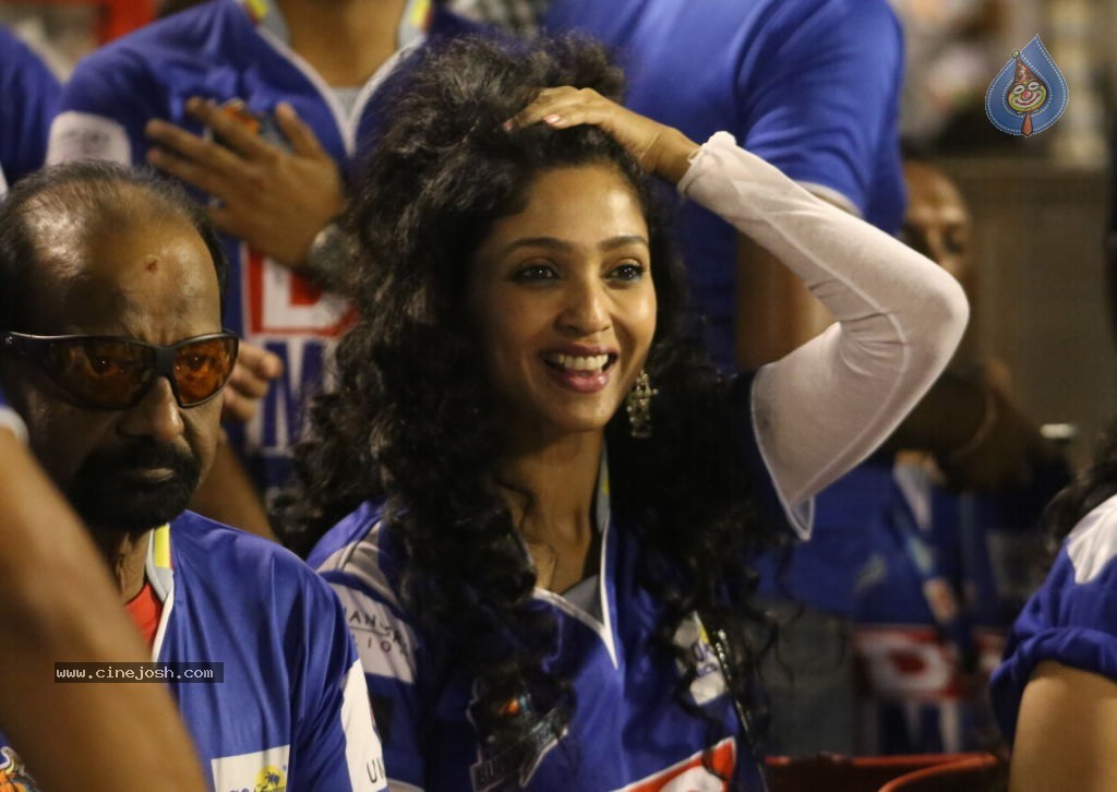 Karnataka Bulldozers Vs Mumbai Heroes Match - 117 / 202 photos