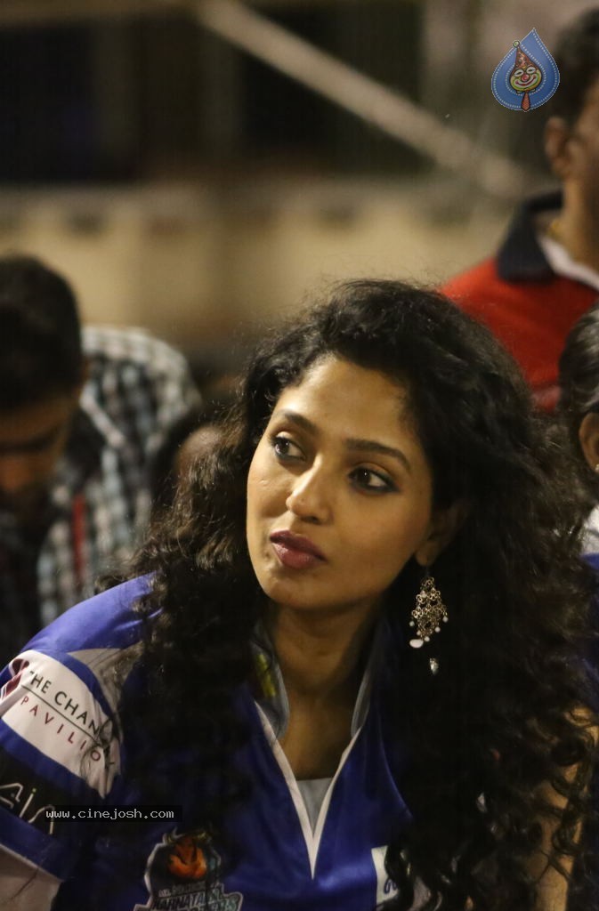 Karnataka Bulldozers Vs Mumbai Heroes Match - 120 / 202 photos