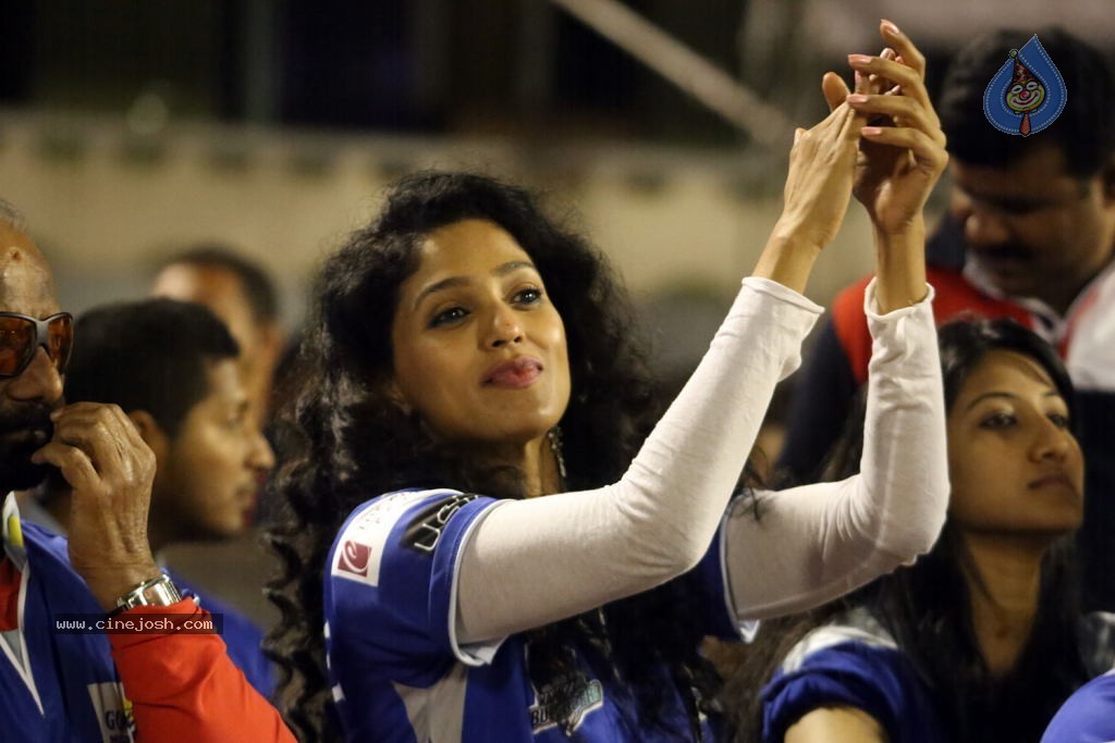 Karnataka Bulldozers Vs Mumbai Heroes Match - 129 / 202 photos