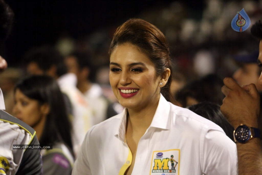 Karnataka Bulldozers Vs Mumbai Heroes Match - 131 / 202 photos
