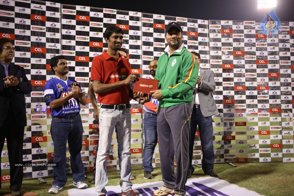 Karnataka Bulldozers Vs Mumbai Heroes Match - 132 / 202 photos