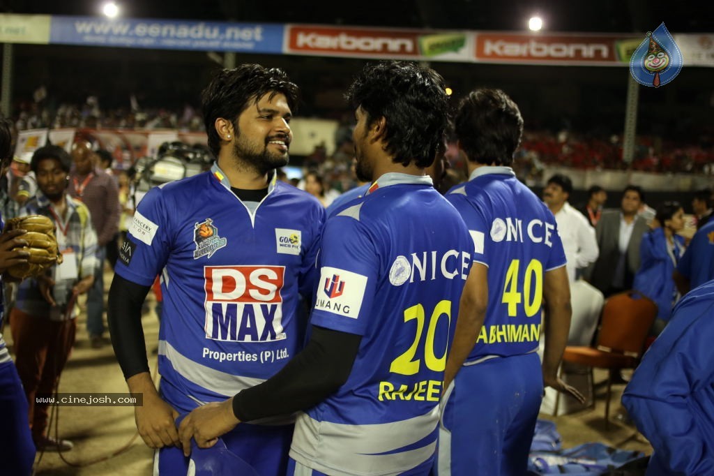 Karnataka Bulldozers Vs Mumbai Heroes Match - 133 / 202 photos