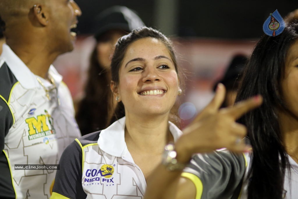 Karnataka Bulldozers Vs Mumbai Heroes Match - 135 / 202 photos