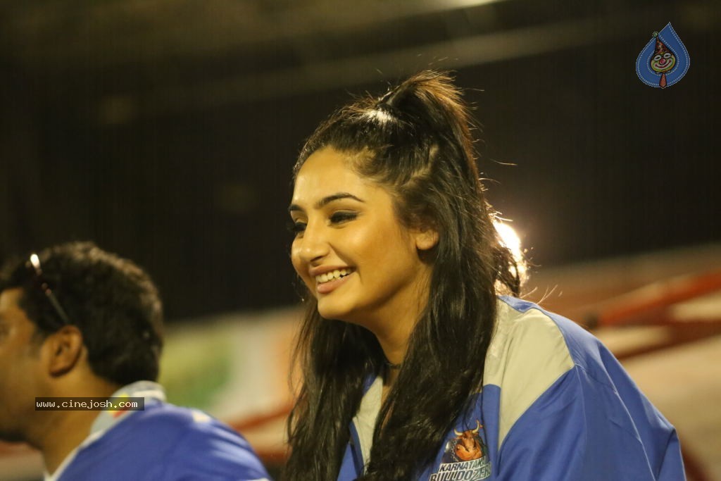 Karnataka Bulldozers Vs Mumbai Heroes Match - 136 / 202 photos