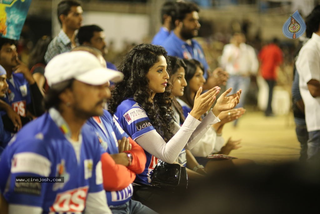 Karnataka Bulldozers Vs Mumbai Heroes Match - 139 / 202 photos