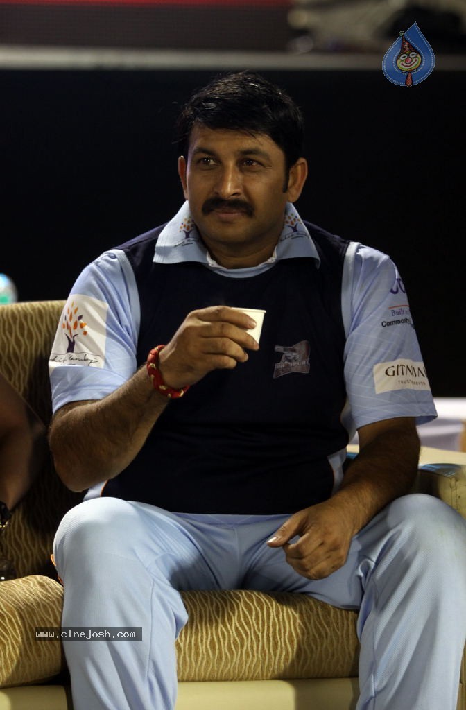 Karnataka Bulldozers Vs Mumbai Heroes Match - 141 / 202 photos