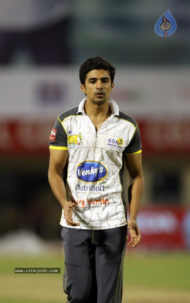 Karnataka Bulldozers Vs Mumbai Heroes Match - 142 / 202 photos