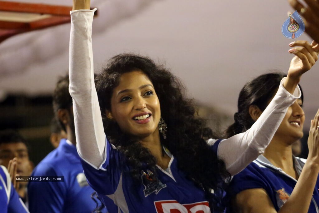 Karnataka Bulldozers Vs Mumbai Heroes Match - 147 / 202 photos