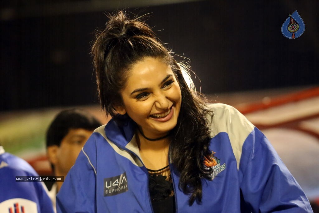 Karnataka Bulldozers Vs Mumbai Heroes Match - 153 / 202 photos