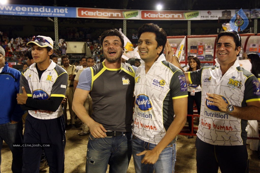 Karnataka Bulldozers Vs Mumbai Heroes Match - 157 / 202 photos