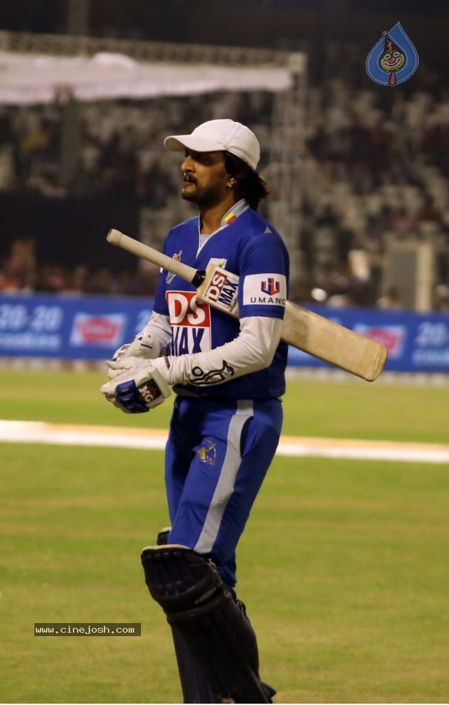 Karnataka Bulldozers Vs Mumbai Heroes Match - 159 / 202 photos