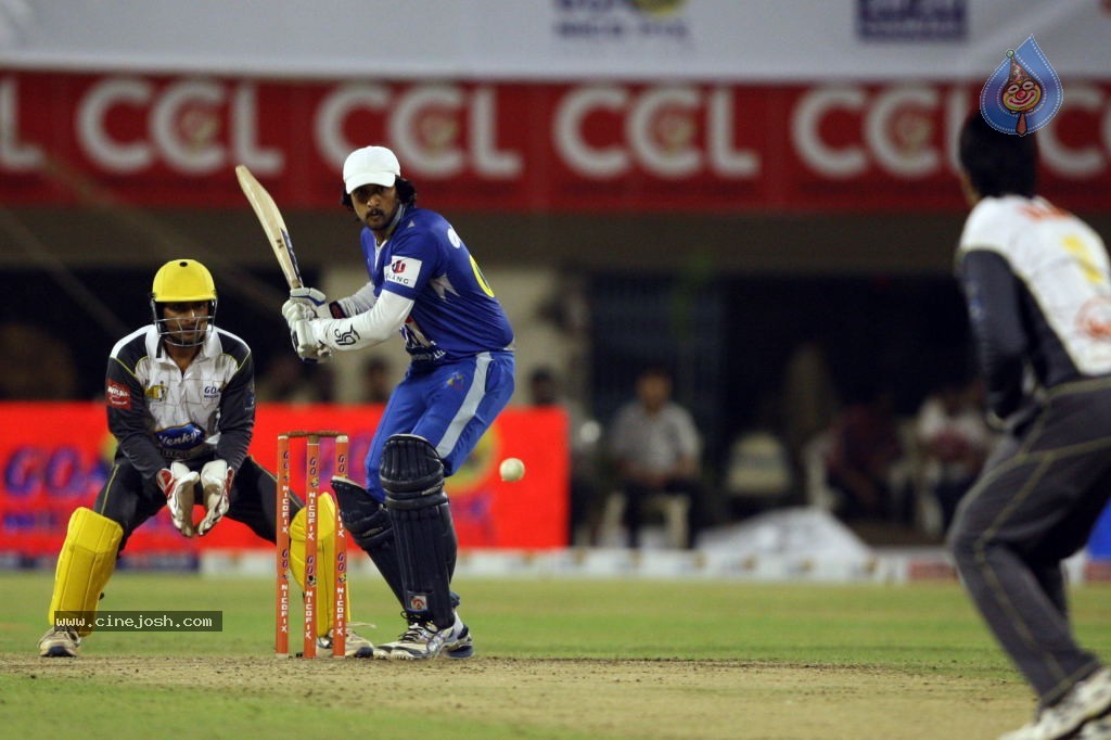 Karnataka Bulldozers Vs Mumbai Heroes Match - 162 / 202 photos