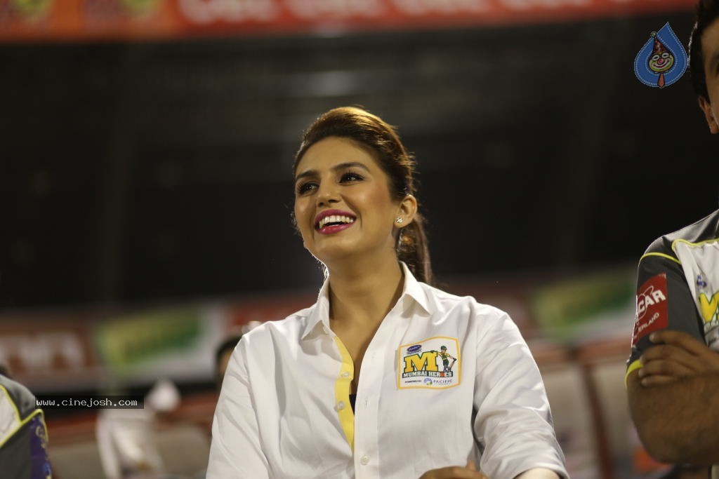 Karnataka Bulldozers Vs Mumbai Heroes Match - 167 / 202 photos