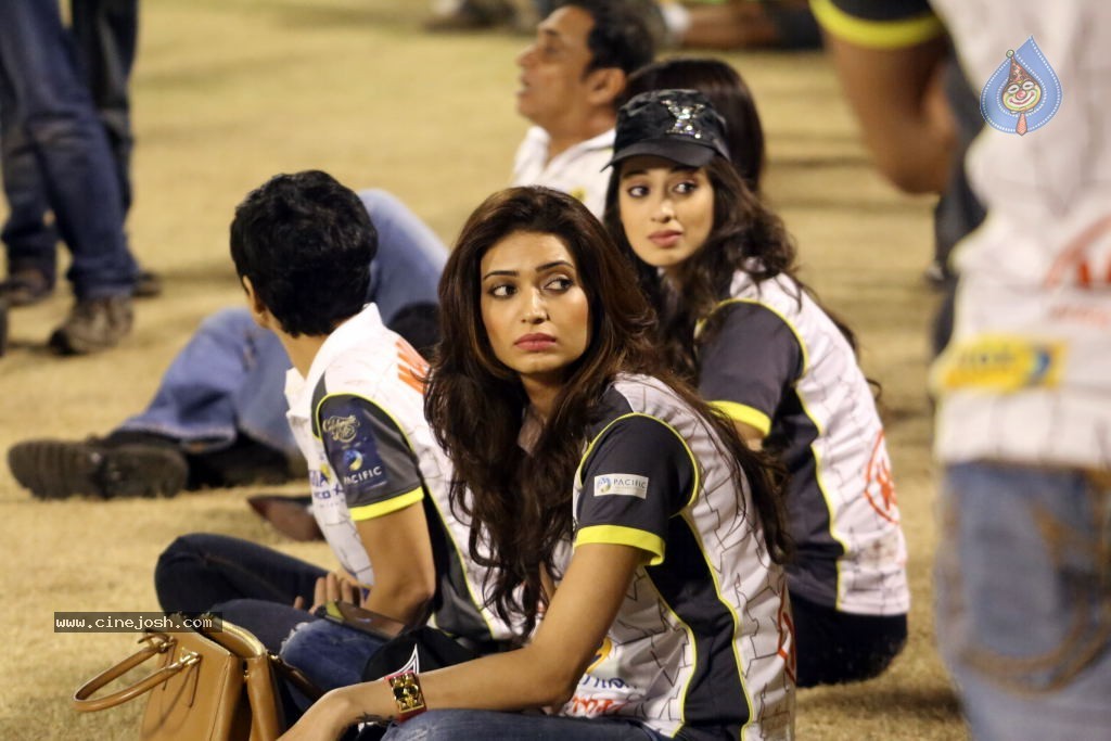Karnataka Bulldozers Vs Mumbai Heroes Match - 169 / 202 photos
