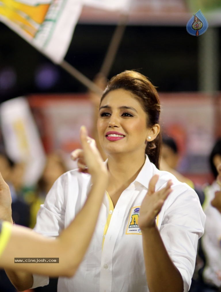 Karnataka Bulldozers Vs Mumbai Heroes Match - 170 / 202 photos