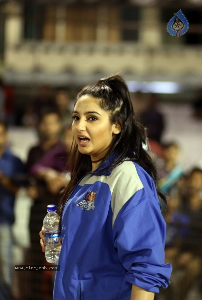 Karnataka Bulldozers Vs Mumbai Heroes Match - 172 / 202 photos