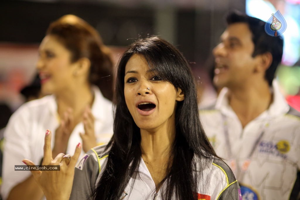 Karnataka Bulldozers Vs Mumbai Heroes Match - 173 / 202 photos