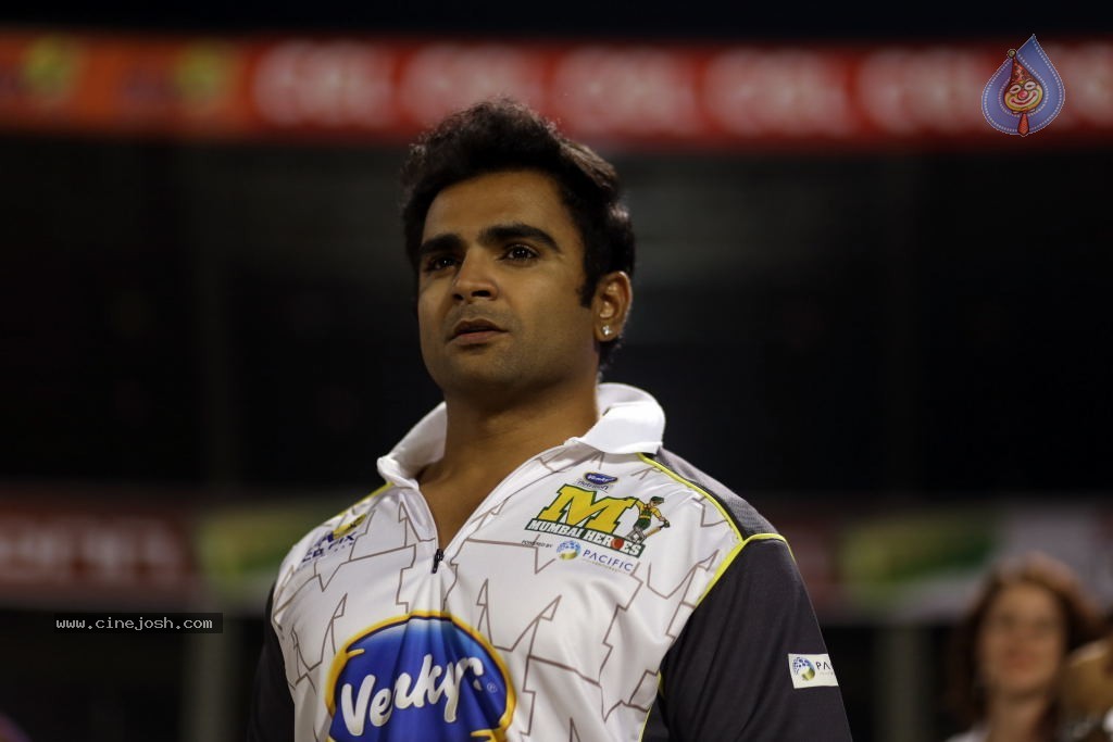 Karnataka Bulldozers Vs Mumbai Heroes Match - 174 / 202 photos