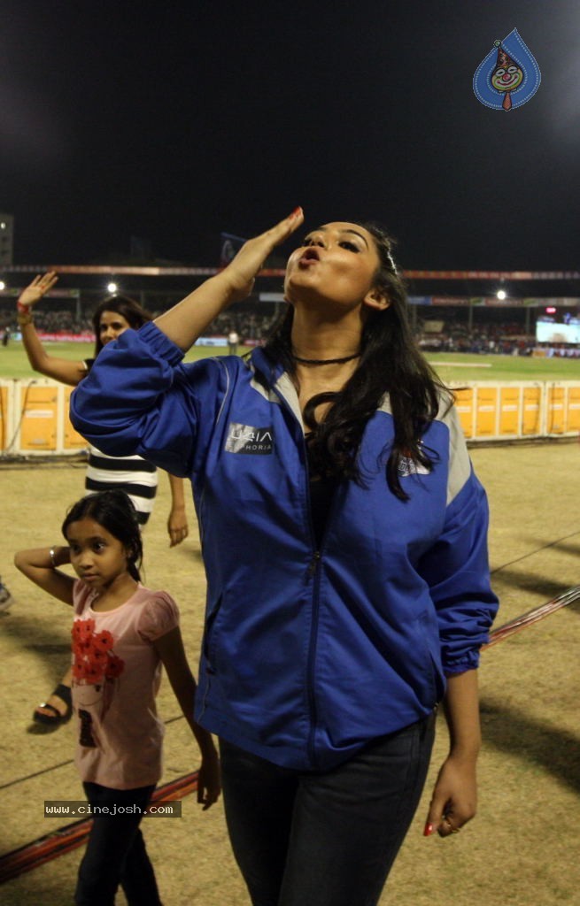 Karnataka Bulldozers Vs Mumbai Heroes Match - 177 / 202 photos