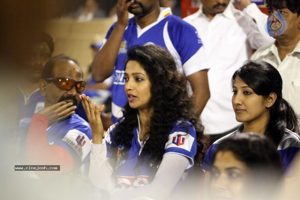 Karnataka Bulldozers Vs Mumbai Heroes Match - 182 / 202 photos