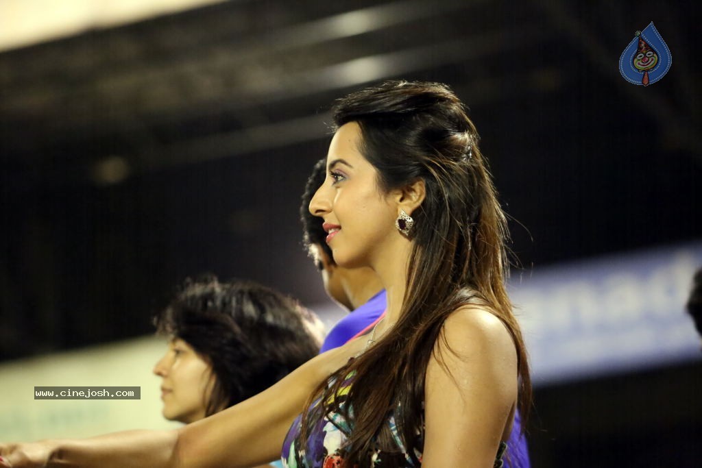 Karnataka Bulldozers Vs Mumbai Heroes Match - 184 / 202 photos
