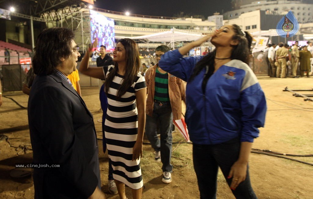 Karnataka Bulldozers Vs Mumbai Heroes Match - 185 / 202 photos