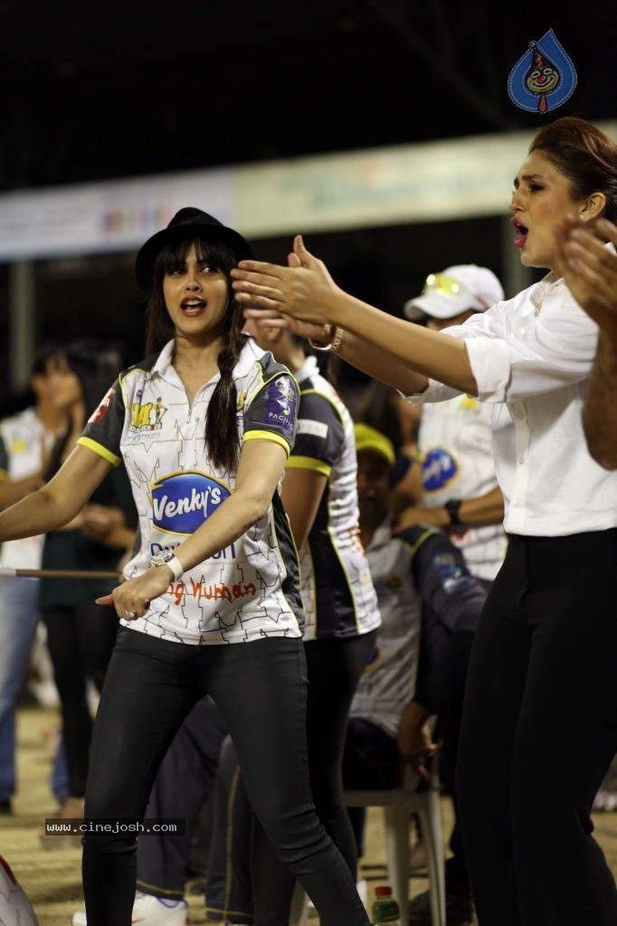 Karnataka Bulldozers Vs Mumbai Heroes Match - 186 / 202 photos