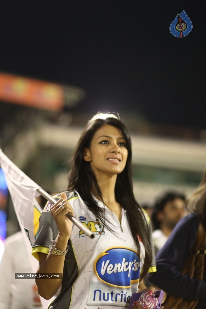 Karnataka Bulldozers Vs Mumbai Heroes Match - 189 / 202 photos
