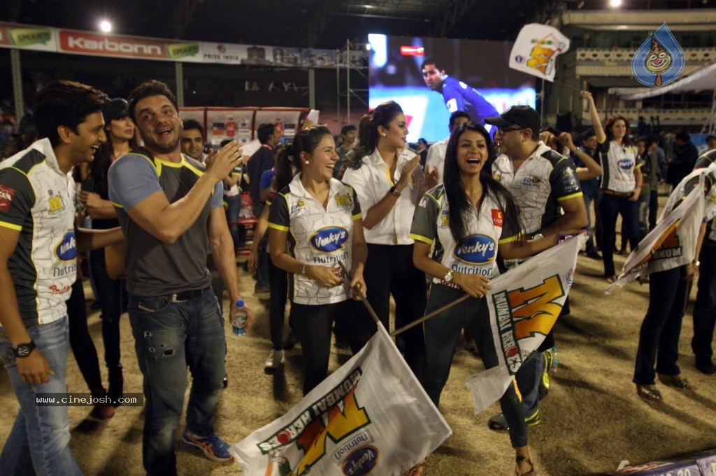 Karnataka Bulldozers Vs Mumbai Heroes Match - 190 / 202 photos