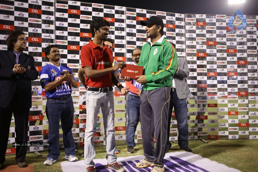 Karnataka Bulldozers Vs Mumbai Heroes Match - 194 / 202 photos