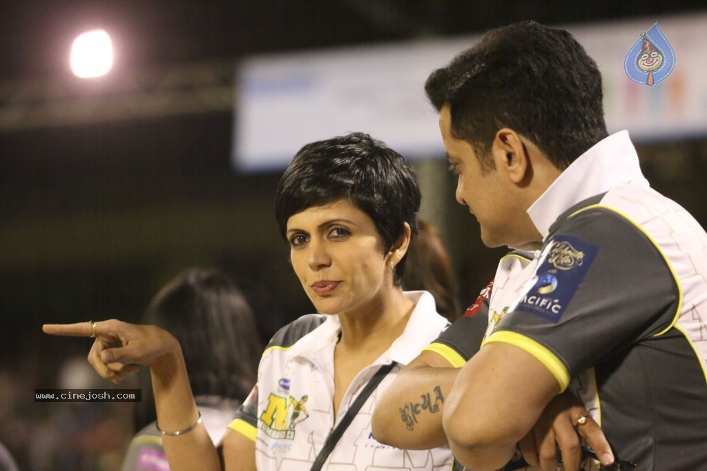 Karnataka Bulldozers Vs Mumbai Heroes Match - 196 / 202 photos