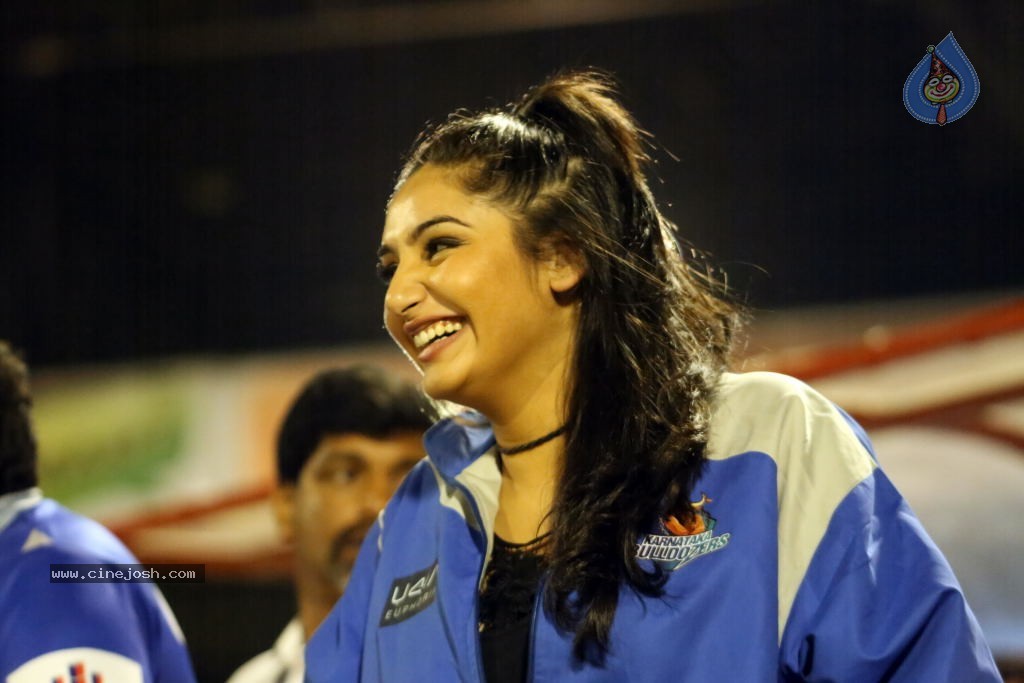 Karnataka Bulldozers Vs Mumbai Heroes Match - 199 / 202 photos