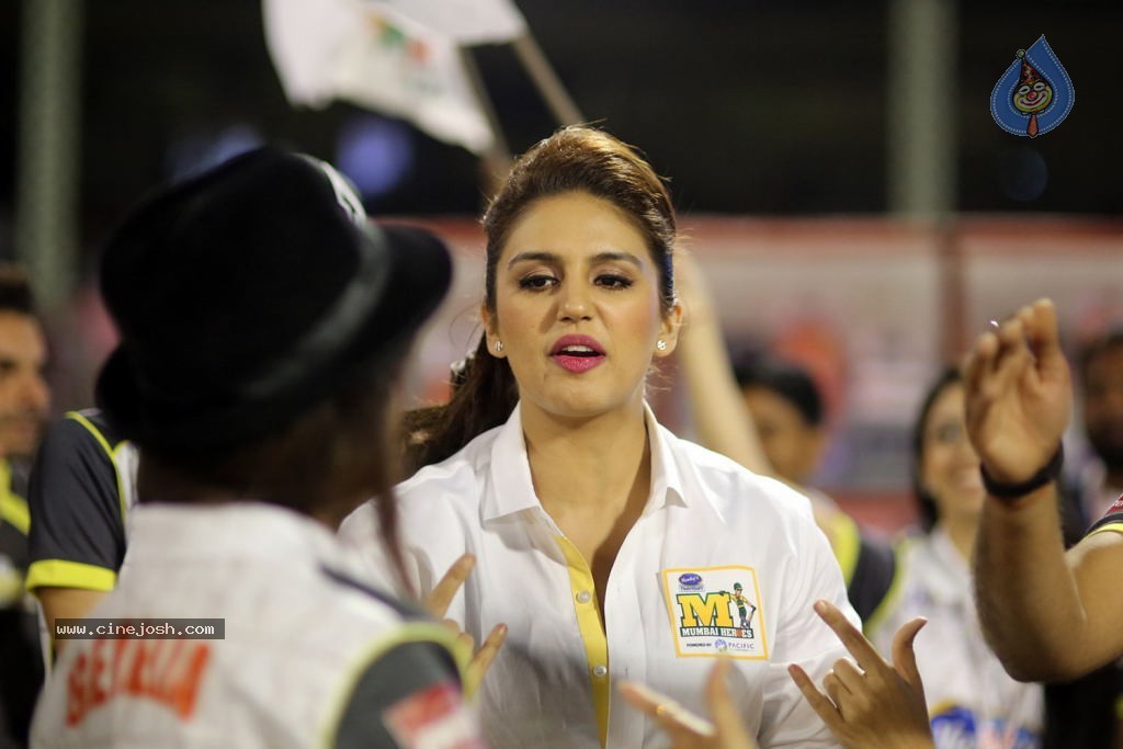 Karnataka Bulldozers Vs Mumbai Heroes Match - 201 / 202 photos