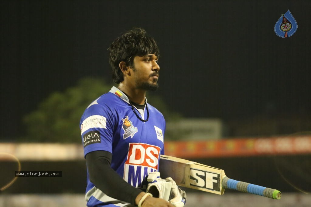 Karnataka Bulldozers Vs Mumbai Heroes Match - 202 / 202 photos
