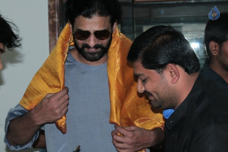 Karnataka Fans meet Prabhas - 23 / 39 photos
